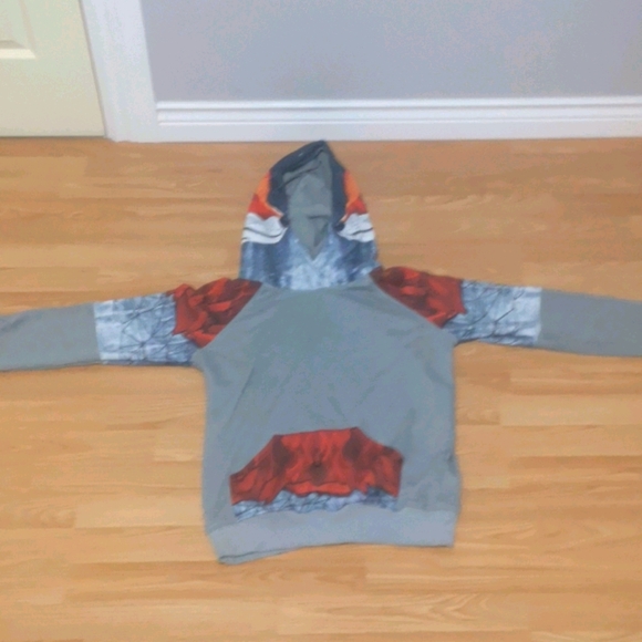 A hoodie - Picture 1 of 3